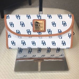 NWT Dooney&Bourke TammyMatching Continental Clutch